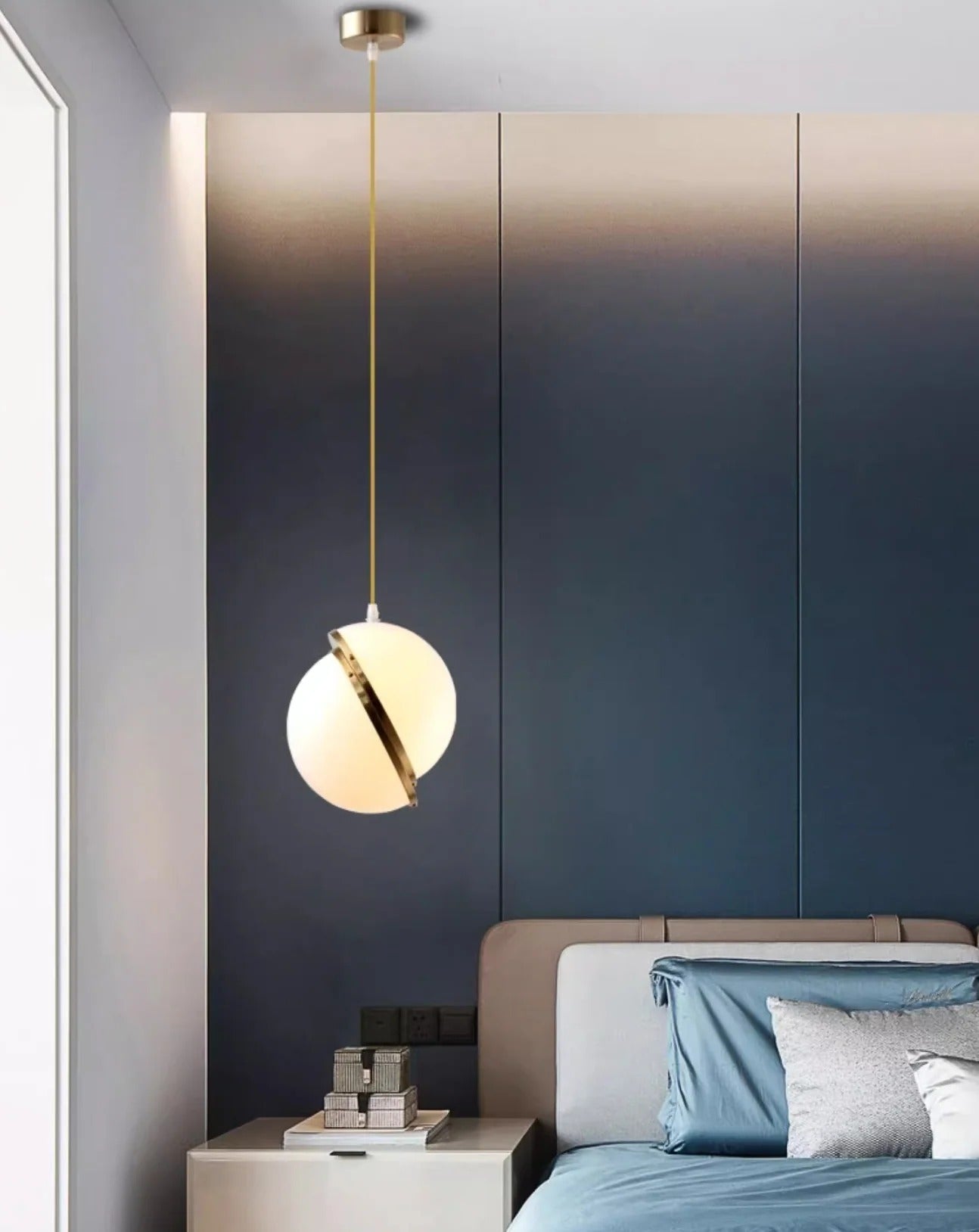 Cross Point Globe: Pendant Light (Gold)