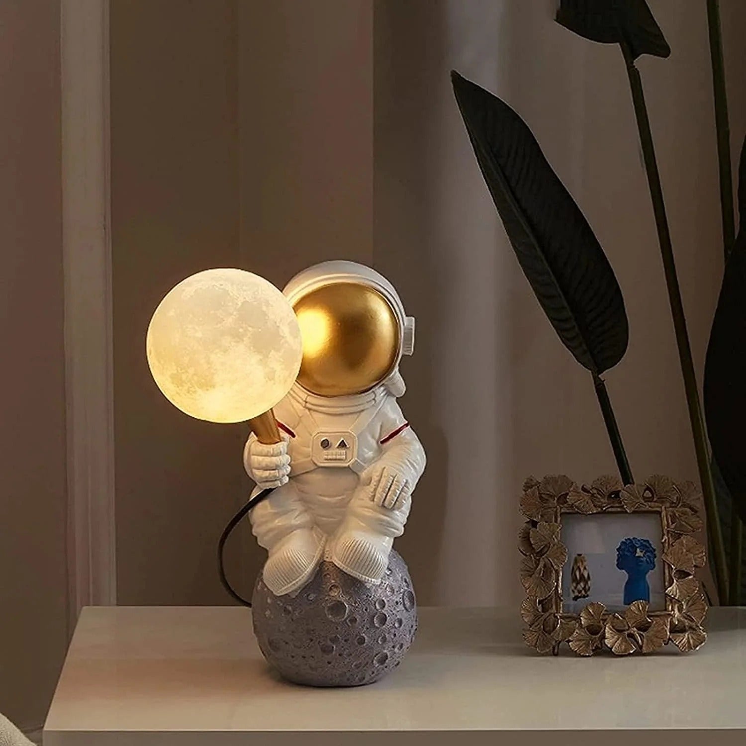 Modern Desk Lamp Astronaut Wall  Desk Light (Sitting)